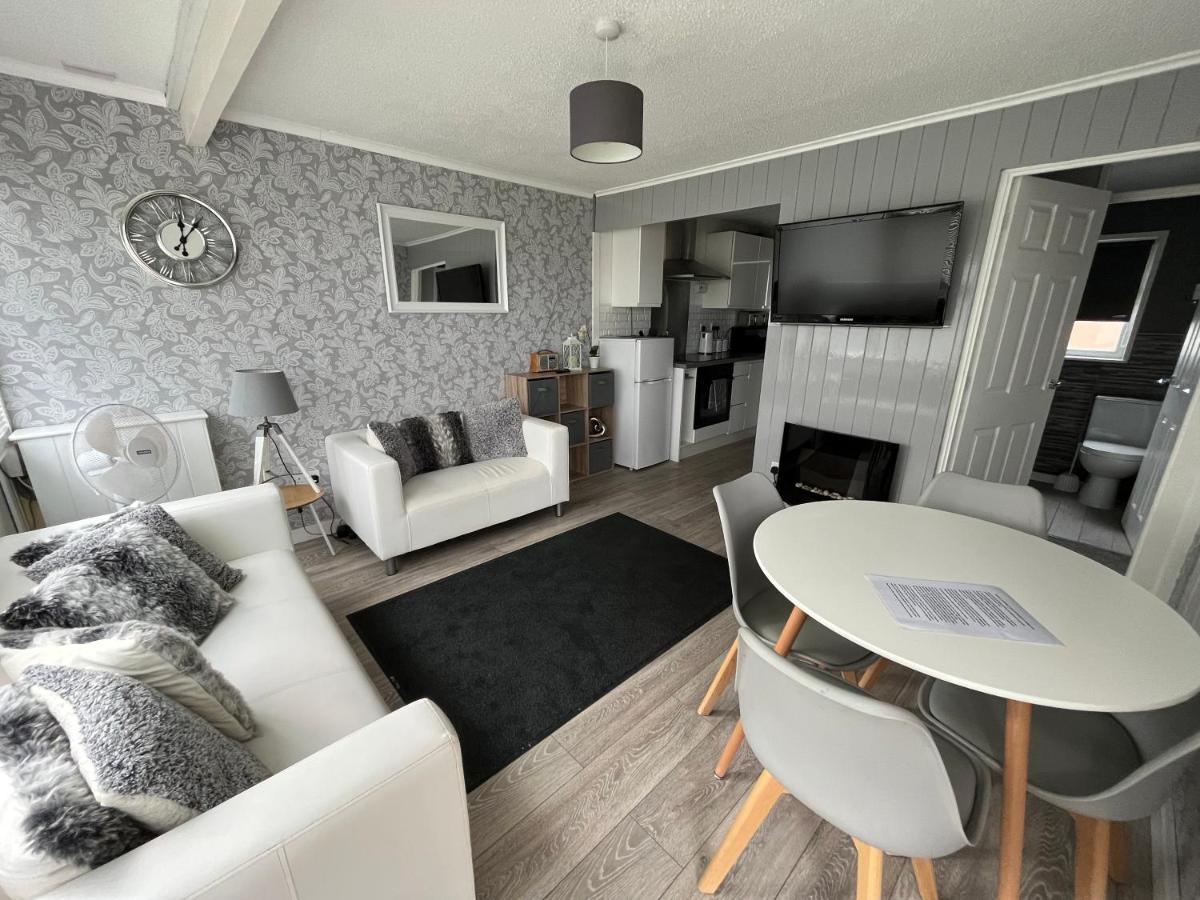 Holidayz Chalet 58: Pet-Friendly Beach Retreat in Hemsby Exterior photo